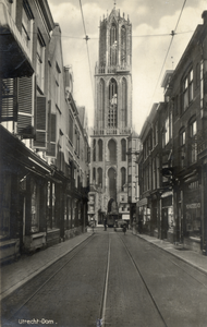 601256 Gezicht in de Zadelstraat te Utrecht met op de achtergrond de Domtoren.